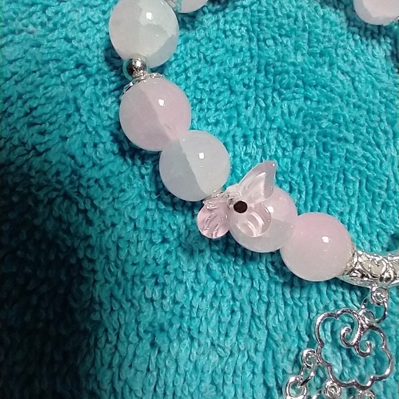 Silvertone very light pink whitish broken flower stretch dangle charm bracelet - Picture 4 of 4